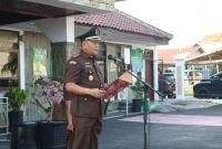 Foto: kepala Kejaksaan Negeri OKU Choirun Parapat, S.H.,M.H.bertindak sebagai Inspektur upacara peringatan hari kesaktian Pancasila, di halaman kantor Kejari OKU