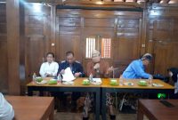 Foto : Wawan, Peristiwaterkini : Kusno Wibowo ST., M.Si, Penjabat Bupati Sleman mantan Mantan Kepala Dinas Lingkungan Hidup dan Kehutanan (DLHK) DIY didampingi Mirza Anfansury, ST., MT Kepala Dinas PUPKP dan Dra. Epiphana Kristiyani, MM mengadakan jumpa pers, Kamis (3/10/2024)