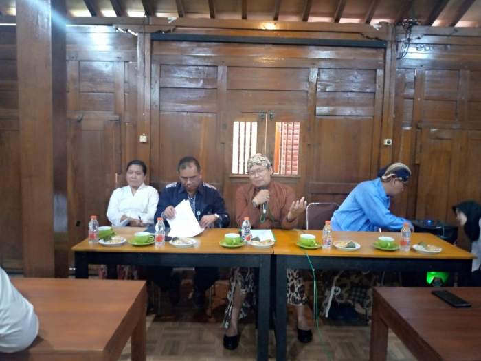 Foto : Wawan, Peristiwaterkini : Kusno Wibowo ST., M.Si, Penjabat Bupati Sleman mantan Mantan Kepala Dinas Lingkungan Hidup dan Kehutanan (DLHK) DIY didampingi Mirza Anfansury, ST., MT Kepala Dinas PUPKP dan Dra. Epiphana Kristiyani, MM mengadakan jumpa pers, Kamis (3/10/2024)
