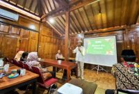 Foto : Wahyudi Djaja S.S., M.Pd saat menjadi Narasumber dalam RakorKearsipan Dinas Kesehatan Kabupaten Sleman, Kamis (10/10/2024)