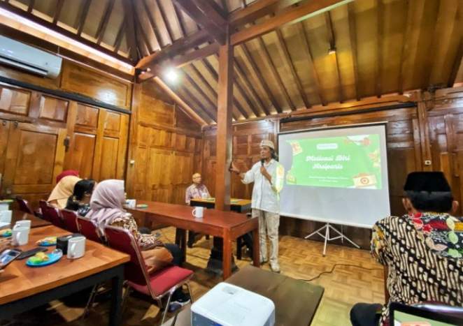 Foto : Wahyudi Djaja S.S., M.Pd saat menjadi Narasumber dalam RakorKearsipan Dinas Kesehatan Kabupaten Sleman, Kamis (10/10/2024)