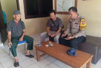 Foto : Mahmud warga Desa Lekis Rejo (tengah) berkonsultasi kepada Polsek Lubuk Raja tentang penjualan di mensos