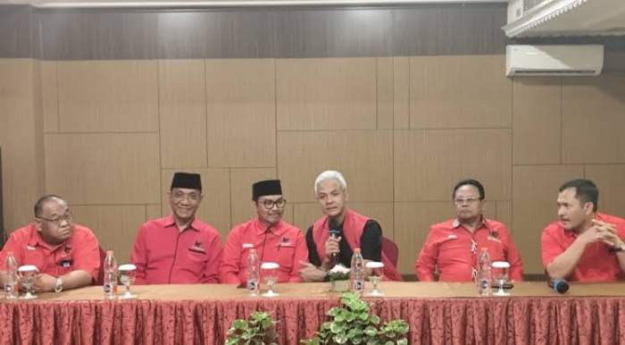 Foto Wawan-Peristiwaterkini; Ketua DPP PDIP Ganjar Pranowo Hadiri Rakercabsus PDIP Yogyakarta dalam rangka Memenangkan Pasangan Hasto-Wawan dalam Pilwakot Kota Yogyakarta, Kamis (17/10/2024)