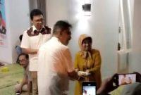 Foto Wawan-Peristiwaterkini; penyerahan Potongan tumpeng kepada Dra Siti Fatimah istri (Alm) dr H. Adam Suyadi, SpB, MM sesepuh di Kauman Pakualaman