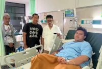 Foto : Salah Satu santri korban penganiayaan saat dijenguk di Rumah Sakit oleh Afnan Hadikusumo