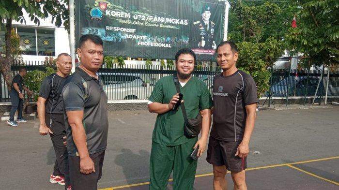 Foto : Dok Korem 072 PamungkasSertu Dwi Raharjo mengembalikan handphone milik mahasiswa kedokteran UGM yang terjatuh di depan RSUP dr Sardjito Yogyakarta, Kamis (31/10/2024).