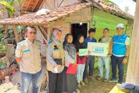 Foto: pose bersama dengan pemasang baru masyarakat prasejahtera