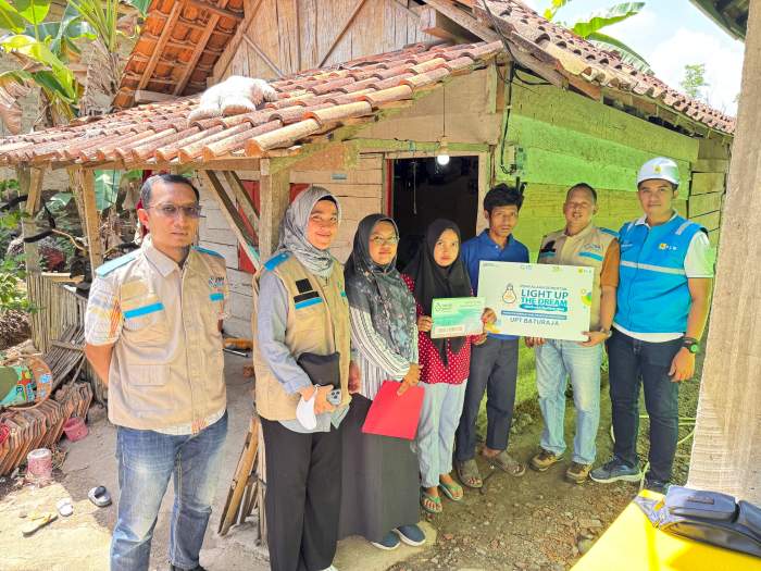 Foto: pose bersama dengan pemasang baru masyarakat prasejahtera