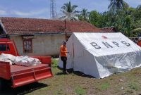 foto : BPBD OKU dirikan tenda pengungsian untuk koban bencana longsor di kecamatan Peninjauan