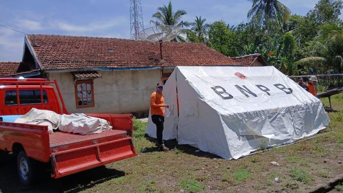 foto : BPBD OKU dirikan tenda pengungsian untuk koban bencana longsor di kecamatan Peninjauan