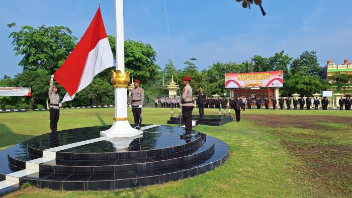 foto : Pengibaran bendera merah putih di makopolres OKU saat upacara peringatan hari pahlawan ke-79