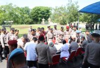 foto; sie propam polres OKU sedang periksa disiplin anggota di halaman makopolres OKU senin pagi (11/11/2024)