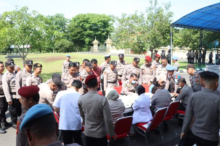 foto; sie propam polres OKU sedang periksa disiplin anggota di halaman makopolres OKU senin pagi (11/11/2024)