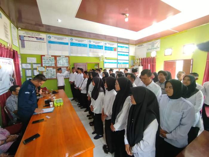 Foto : Pelantikan KPPS di desa Batumarta I dilaksanakan di aula kantor Desa Batumarta I