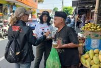 Foto Wawan-Peristiwaterkini; Relawan Bolo Soerjoguritnan berbagi bubur kacang hijau di Pasar Kotagede