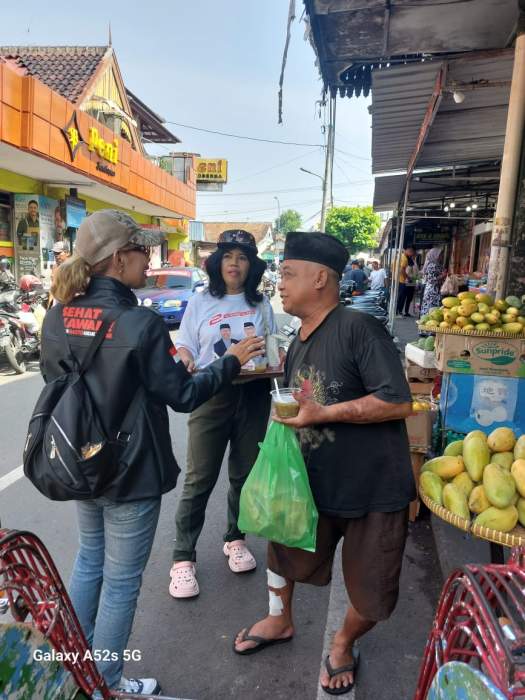 Foto Wawan-Peristiwaterkini; Relawan Bolo Soerjoguritnan berbagi bubur kacang hijau di Pasar Kotagede