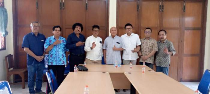Foto Wawan-Peristiwaterkini; Romo Kevikepan Yogyakarta Timur, Romo Adrianus Maradiyo diapit Paslon Afnan-Singgih
