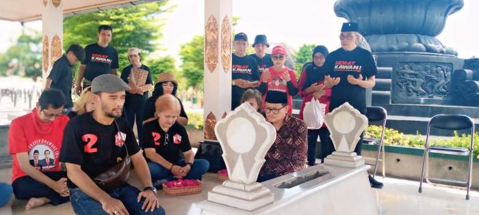 Foto Wawan-Peristiwaterkini; Idham Samawi dan Istri bersama Bolo Soerjoguritnan Peringati Hari Pahlawan di TMP Kusumanegara, Yogyakarta