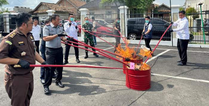 Foto: Pemusnahan barang bukti dilakukan oleh Kajari OKU, PJ Bupati OKU, dan OPD lainya di halaman kantor Kejari OKU 