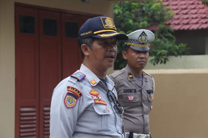 Foto Wawan-Peristiwaterkini; Kepala Seksi Pengendalian Operasional Dishub Kota Yogya, Ariyanto Agus Cahyono, saat memimpin apel pada operasi penertiban angkutan barang dan angkutan orang di Jalan Hos Cokroaminoto, Kamis (14/11).