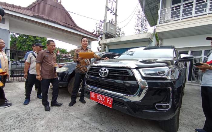 Foto : PJ Bupati OKU Iqbal Alisyahbana didampingi sekwan DPRD OKU periksa kendaraan yang berupa dikembalikan oleh pimpinan DPRD OKU terdahulu