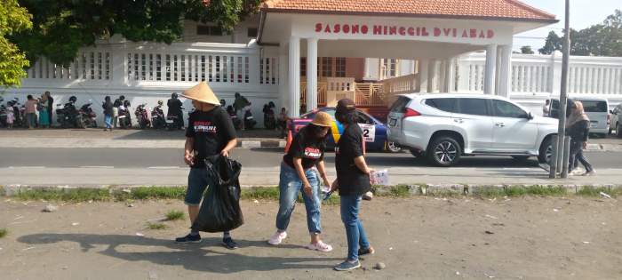 Foto Wawan-Peristiwaterkini; Bolo Soerjoguritnan bersama Raja Sulaiman Indonesia melakukan Bersih-bersih Sampah di Alkid