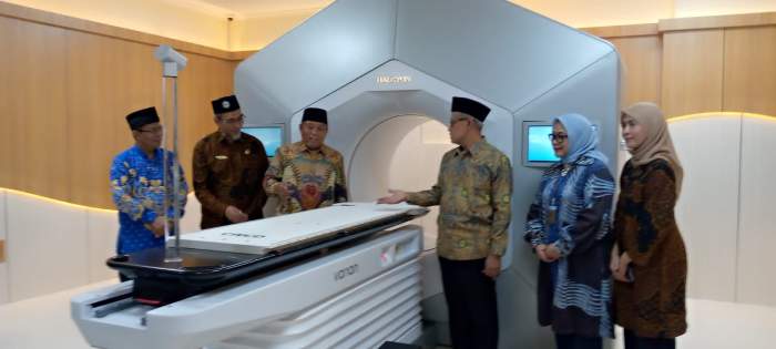 Foto : Ketua Umum PP Muhammadiyah Haedar Nashir beserta Direksi RS. PKU Muhammadiyah Gamping Saat meresmikan Comprehensive Cancer Center (CCC)