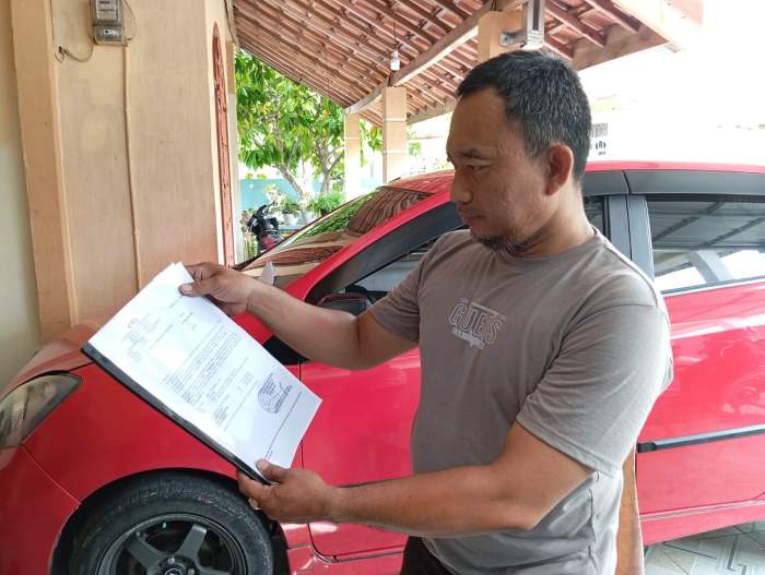 Foto : Eka Saputra menunjukkan surat laporan dari kepolisian 