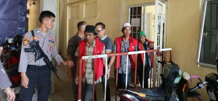 Foto : tiga terdakwa pembunuhan di desa Kedaton keluar dari ruang sidang PN Baturaja 