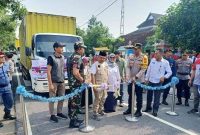 Foto Wawan-Peristiwaterkini; Ketua KPU Sleman, Ahmad Baehaqi, saat distribusi perdana logistik Pilkada Sleman dari gudang KPU ke masing-masing kelurahan, Senin (25/11/2024)