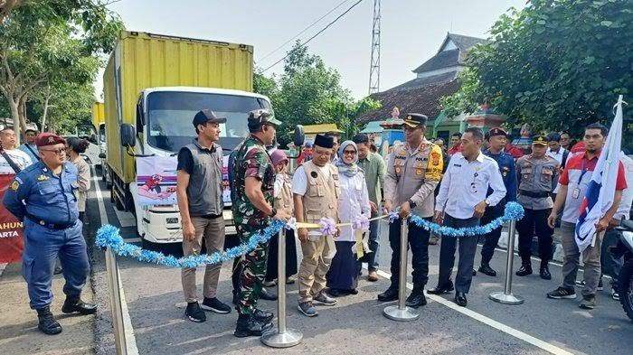 Foto Wawan-Peristiwaterkini; Ketua KPU Sleman, Ahmad Baehaqi, saat distribusi perdana logistik Pilkada Sleman dari gudang KPU ke masing-masing kelurahan, Senin (25/11/2024)