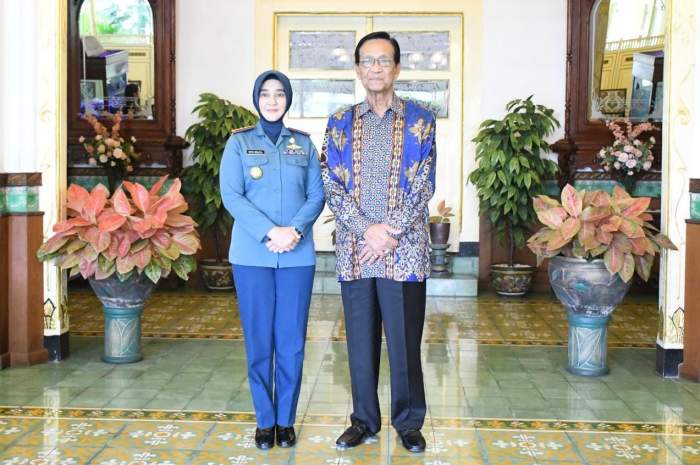 Foto Wawan-Peristiwaterkini; Komandan Pangkalan TNI AL Yogyakarta Kolonel Laut (KH/W) Dr. Devi Erlita, M.M., M.Tr.Hanla melakukan kunjungan silahturahmi kepada Gubernur D.I. Yogyakarta Sri Sultan Hamengku Buwono X di Kompleks Kepatihan, Kota Yogyakarta.