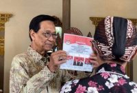 Foto Wawan-Peristiwaterkini; Gubernur DIY Sri Sultan Hamengkubuwono X menunjukkan surat suara Pilkada 2024
