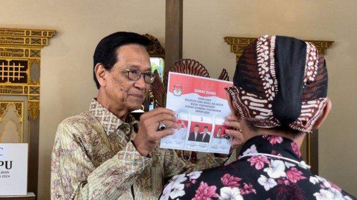 Foto Wawan-Peristiwaterkini; Gubernur DIY Sri Sultan Hamengkubuwono X menunjukkan surat suara Pilkada 2024