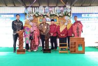 Foto : pose bersama dan menampilkan hasil karya siswa siswi SMAN 2 OKU