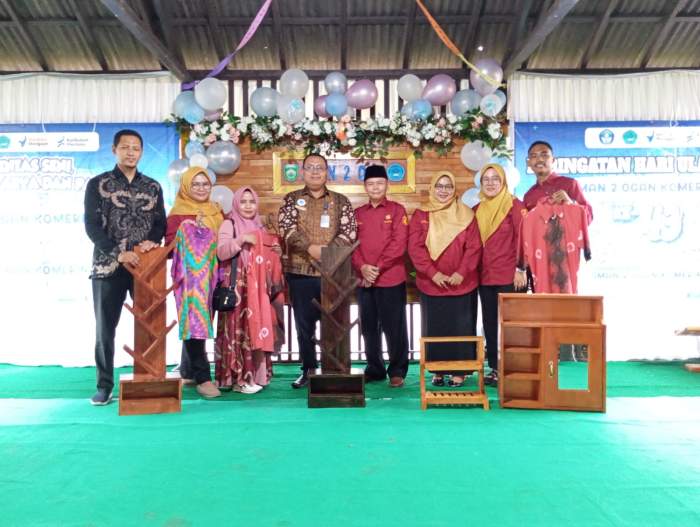 Foto : pose bersama dan menampilkan hasil karya siswa siswi SMAN 2 OKU 