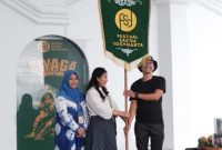 Foto Wawan-Peristiwaterkini; Penyerahan Panji FSY dilakukan Kepala Dinas Kebudayaan (Kundha Kabudayan) Kota Yogyakarta Yetti Martanti kepada Ketua Pawiyatan FSY Paksi Raras Ali