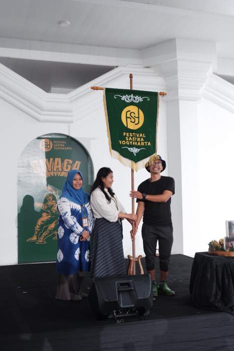 Foto Wawan-Peristiwaterkini; Penyerahan Panji FSY dilakukan Kepala Dinas Kebudayaan (Kundha Kabudayan) Kota Yogyakarta Yetti Martanti kepada Ketua Pawiyatan FSY Paksi Raras Ali