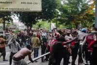 Foto Wawan-Peristiwaterkini; Aparat Kepolisan Berhasil masuk asrama Papua di Jalan Kusumanegara dan memerintahkan ketuanya untuk keluar