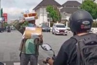 Baharuddin Kamba, warga Yogyakarta yang juga aktivis dan pemerhati sosial menggelar aksi teatrikal berjualan es teh di kawasan titik nol kilometer Malioboro, Kamis (5/12/2024).