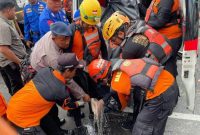 Foto Wawan-Peristiwaterkini; Evakuasi Parjono oleh Tim SAR