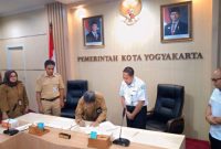 Foto Wawan-Peristiwaterkini; Penandatanganan Nota Kesepakatan dengan BPJS Kesehatan terkait penerapan Universal Health Coverage (UHC) Penjabat Walikota Yogyakarta Sugeng Purwanto dan Kepala BPJS Kesehatan Cabang Yogyakarta, M. Idar Aries Munandar, disaksikan oleh perwakilan perangkat daerah.