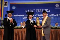 Foto Wawan-Peristiwaterkini; Rektor UGM Prof Ova Emilia menyerahkan penghargaan Anugerah Hamengkubuwono IX Award kepada Ketua Umum PP Muhammadiyah Prof Dr H Haedar Nashir, Kamis (19/12/2024) siang, di kampus tersebut.