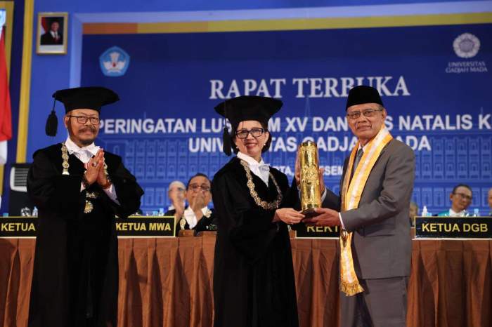 Foto Wawan-Peristiwaterkini; Rektor UGM Prof Ova Emilia menyerahkan penghargaan Anugerah Hamengkubuwono IX Award kepada Ketua Umum PP Muhammadiyah Prof Dr H Haedar Nashir, Kamis (19/12/2024) siang, di kampus tersebut.