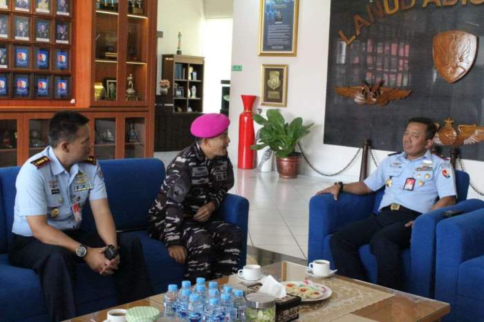 Foto : Kunjungan kehormatan Komandan Pangkalan TNI Angkatan Laut (Danlanal) Yogyakarta ke Komandan Pangkalan TNI Angkatan Udara (Danlanud) Adisutjipto, Senin (23/12/2024). (Foto: Lanal Yogyakarta)