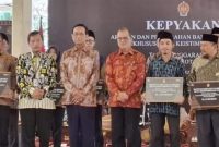 Foto Wawan-Peristiwaterkini: Gubernur DIY bersama para OPD kelurahan saat acara penyerahan langsung danais BKK tahun anggaran 2025