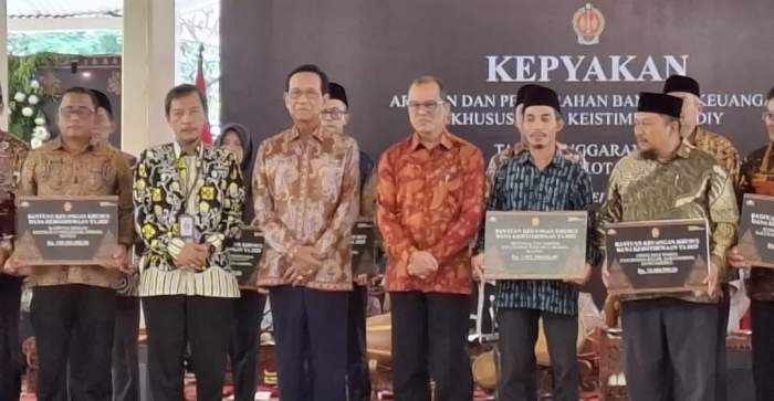 Foto Wawan-Peristiwaterkini: Gubernur DIY bersama para OPD kelurahan saat acara penyerahan langsung danais BKK tahun anggaran 2025