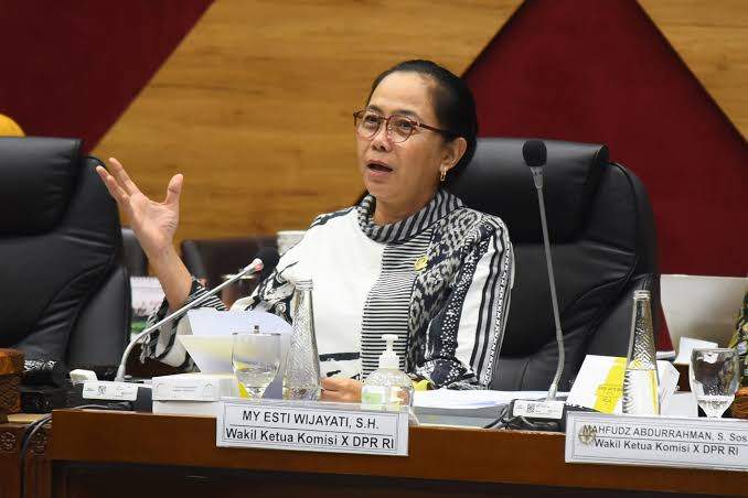Foto : Anggota DPR RI MY ESTI WIJAYATI
