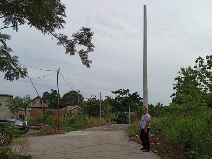 Foto: Tiang Listrik Bantuan dari anggota DPR RI Dewi Yustisina sudah terpasang di blok L kelurahan Baturaja Permai