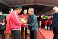 Foto Wawan-Peristiwaterkini; Stevie S. Wibowo menantu H.Soetardjo Soerjoguritno menyerahkan cinderamata untuk Ketum PDIP Megawati yang diterima oleh Djarot Saiful Hidayat